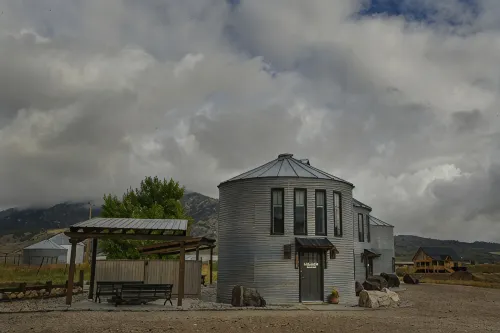 Unique stay in a modern grain bin home 2 miles from the famous hot pools!