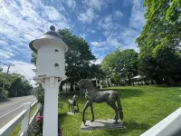 Oak Bluff's Victorian Walk to Town & Beaches - 3 stjerner