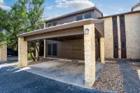 Private River Access, Pool, Hot Tub, BBQ Grill Walk Downtown & Bahn. Free Tubes! - 4-Star