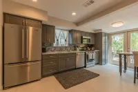 Walk DOWNTOWN! High-end remodel w porch/2 firepits - Bungalows
