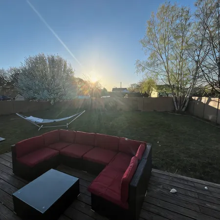 Spacious in-Town Family Home, Walk to Beach & Downtown, Quiet Retreat Отели в г. Чарлвуа
