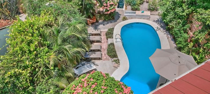 Large, Private/Gated Home in Golden Zone. Pool, Big Yard & 3 blocks to beach! Hotels in Bucerías