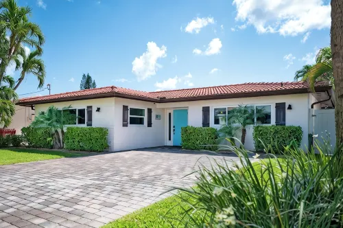 Charming Beach House with Private Pool Paradise~WALK TO THE BEACH! - 4-نجوم