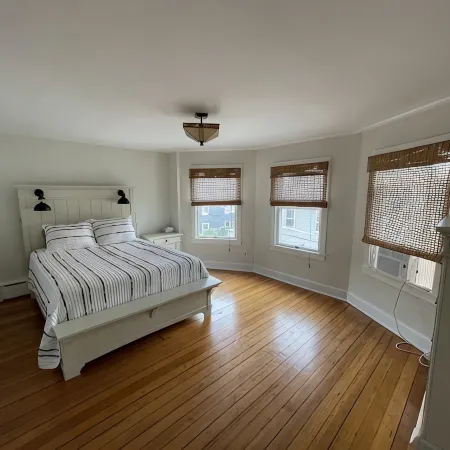 Spacious 2 Bedroom Apartment-Just Steps to Thames St & Waterfront!