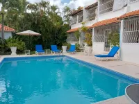 Large Secure 2 Bedroom Apartment with large pool steps to Mullins Beach