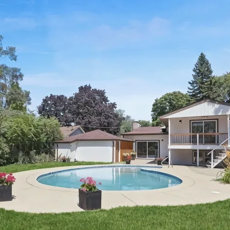 Family fun-house w/POOL & Game Room, 5 min from Airport and Rosement attractions