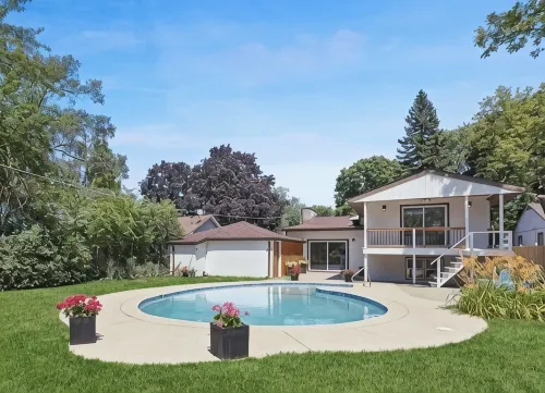 Family fun-house w/POOL & Game Room, 5 min from Airport and Rosement attractions