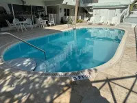 Key Biscayne 2 bedrooms sleeps 4 walk 2 beach shops Hotels in Key Biscayne