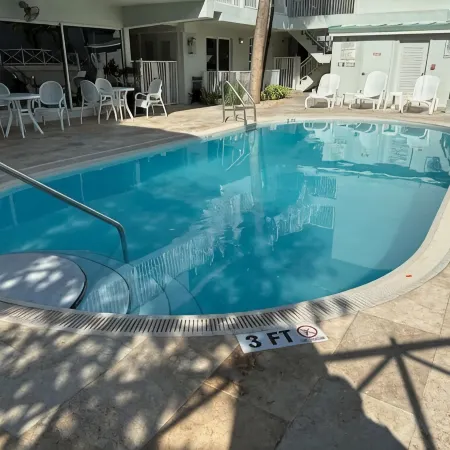 Key Biscayne 2 bedrooms sleeps 4 walk 2 beach shops