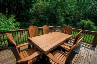 Cozy Cabin tucked in the woods. Pet-Friendly! 7 minutes from Ellicotville!