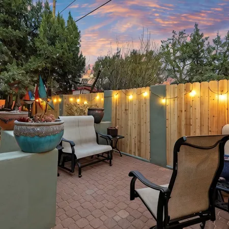 Nature's Gallery Luxury: Stained Glass, Jacuzzi, Gaming, Prof’l Kitchen + Views!