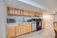 Full basement apartment quiet comfy 1-bedroom with Hot tub and fireplace - 2-Sterne