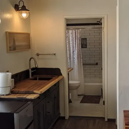 PEEK BAY/OCEAN VIEWS! WALK TO ALL!-500 sq.ft. King bed, full bath, Dog Friendly!
