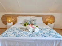 Villa fully equipped, for 8, swimming pool, 4 air-conditioned bedrooms Hotels in Paopao
