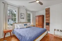 Charming 2-bedroom cottage in Historic Beaufort. Walk to restaurants and shops - 4성급