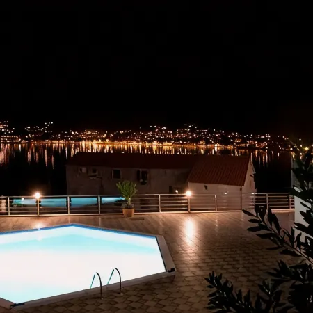 Immaculate Apartment,  Uninterrupted Stunning Bay Views , Private parking