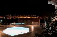 Immaculate Apartment,  Uninterrupted Stunning Bay Views , Private parking - Pools