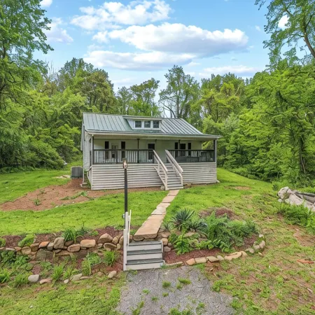 Charming 4-bedroom farmhouse in brilliant Roseland / The Hen House