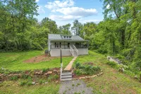 Charming 4-bedroom farmhouse in brilliant Roseland / The Hen House
