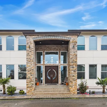 Spacious 5BR Retreat New Seattle