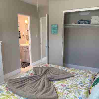 Charming apartment with Parking, WiFi, AC and a short walk to the beach Rooms