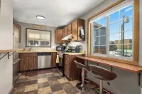 Downtown family friendly cozy condo- Walk to restaurants