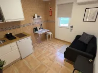 Studio for two guests with patio/terrace, air conditioning and wifi Hotels in Quelfes