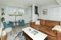 Little Italy in Dsm: 2 Bed 1 Bath Upgraded Townhome w/King Bed & Reading Nook - Bungalows