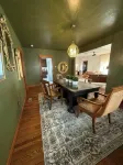 Restored 1935, 3-bedroom house, less than a mile to campus & downtown - บังกะโล
