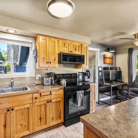 Remodeled Albany 1Bdrm, Modern, Pet Friendly Fenced Yard, Work Station, Laundry!