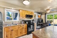 Remodeled Albany 1Bdrm, Modern, Pet Friendly Fenced Yard, Work Station, Laundry!
