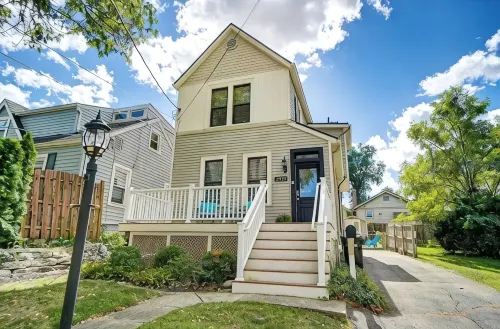 Oakley Square 3BR - Walkable-Sleeps 5 - Fire Pit - balcón