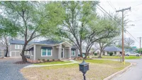 Glamorous Renovated Home in Historic Bryan - 3 tähden