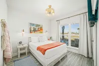Coastal Home- Walk,Bike, Golf Cart 2 Pools & Beach. Close 2 Shops & Pickleball! - Pool