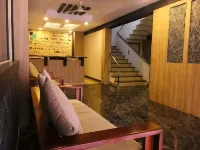 卡爾盧瓦拉皮勒假日酒店 - 停車場
