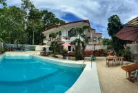 White Summerville Tourist Inn - parking