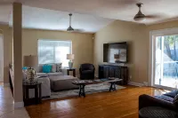 Quiet home with Salt Water Heated Pool, next to Largo Golf Course & IRB!