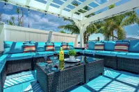 ☀️Bright & Luxurious Canal Front Home w/ Pool, 4 min to Beaches!☀️ - مسبح خاص