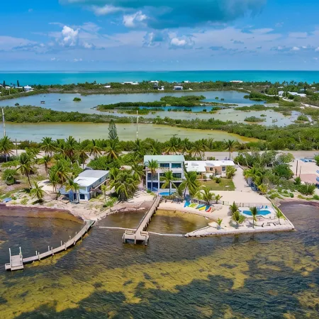 Wide Horizon oceanfront. 4 bedroom, 4 ½ bath, kayaks, pool + observation deck.
