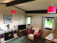 Nuthatch Lodge is Set in 24 Acres of Woodparkland Near the Village of Cenarth - piscina