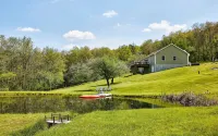20 Acre Swimming Pond, Kayaks, Catskills Family Getaway with Hot Tub, Game Room - Chalets