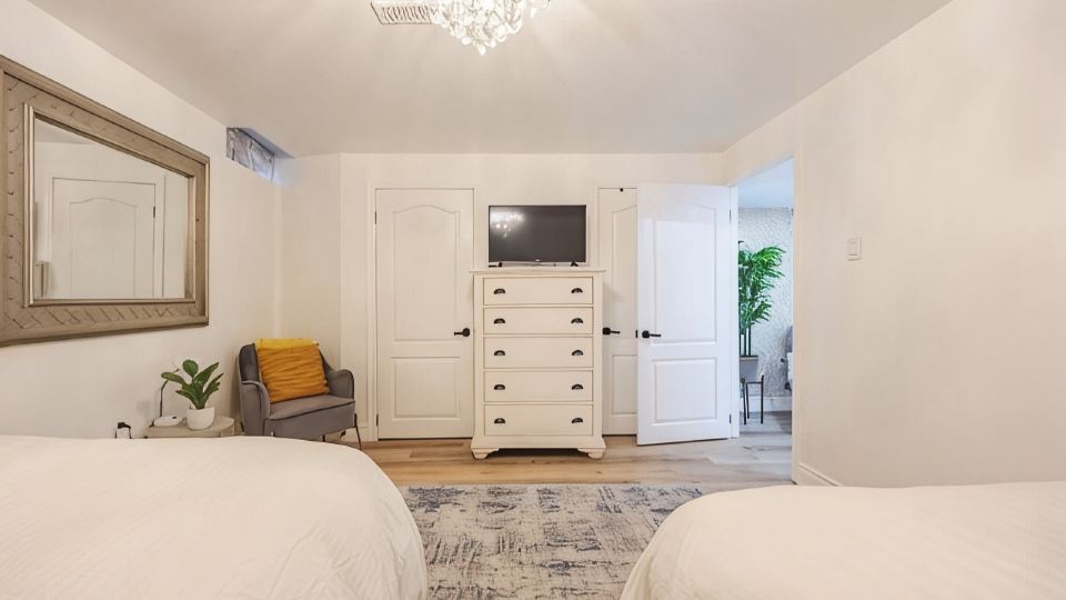 STUNNING & SPACIOUS 1 BEDROOM OASIS