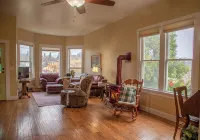 Historical Victorian with Modern Touch. Garage with EV Charger - Wifi