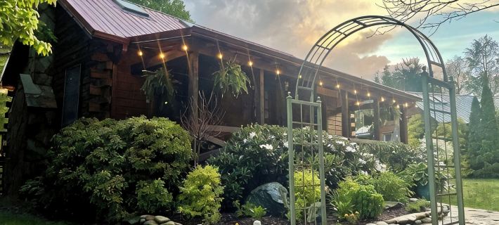 Peaceful Cabin Retreat  - 5 Miles to Downtown Blowing Rock! Hotels in Blowing Rock