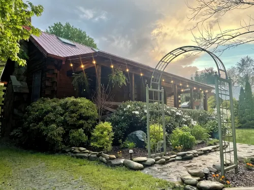 Peaceful Cabin Retreat  - 5 Miles to Downtown Blowing Rock! - Chalets