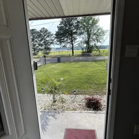 Cozy Home, fully fenced  with huge back yard
