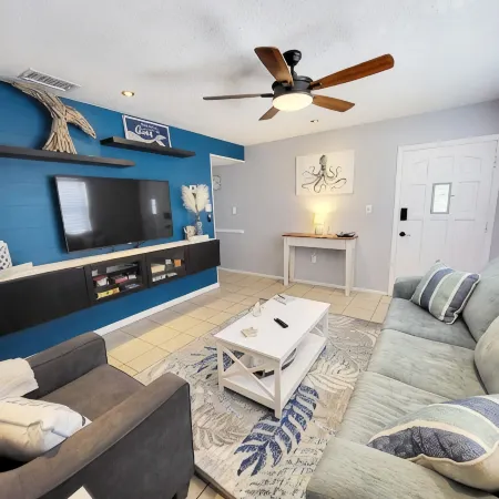 Cozy Coastal Getaway - 2 min Walk to Beach & Village, Shops & Restaurants