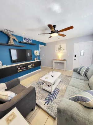 Cozy Coastal Getaway - 2 min Walk to Beach & Village, Shops & Restaurants - balcony