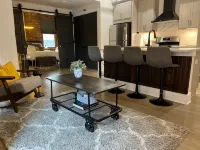 Timeless Loft -OTR -TQL w/ FREE Parking - Homestays