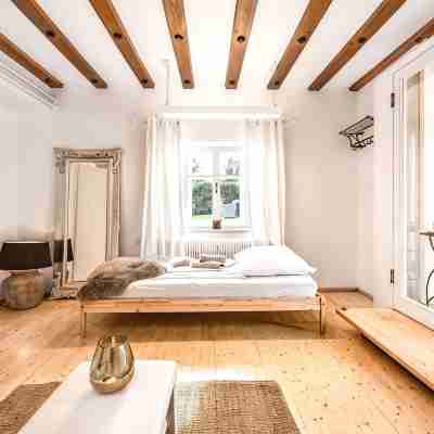 up to 16 pax, BBQ, sunbeds, bikes, close to ski areas, lake region and town Rooms